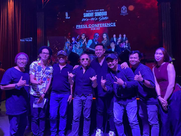 Sandhy Sondoro Hidupkan Nostalgia 80-90an dalam Konser Intim di LUFRE Senopati