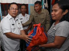 Wesly Silalahi Kunjungi dan Serahkan Bantuan kepada Warga Terdampak Angin Puting Beliung