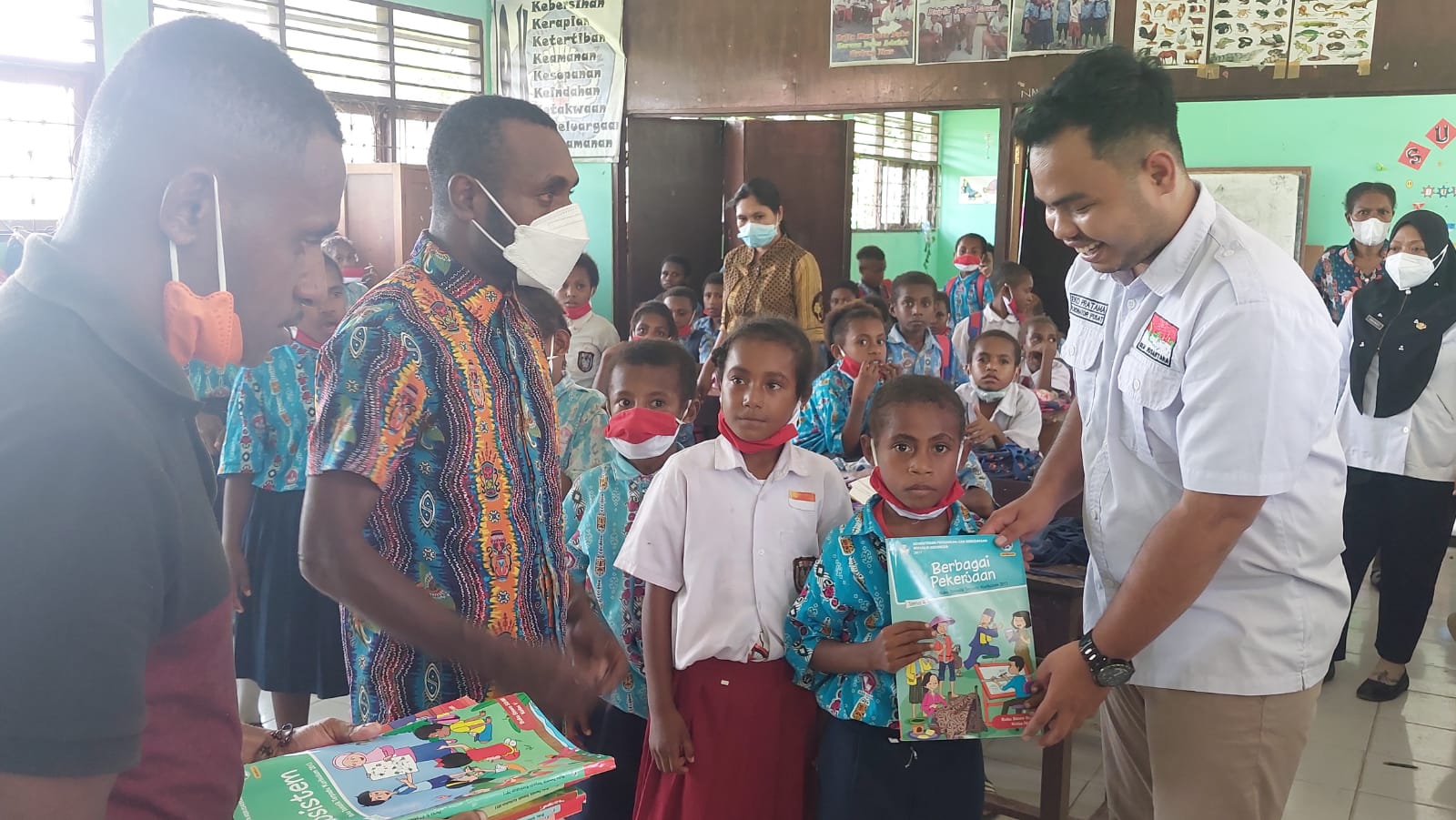 BEM Nusantara Bersama Himaboda Bagikan 100 Buku untuk SD Distrik Arso Keerom Papua