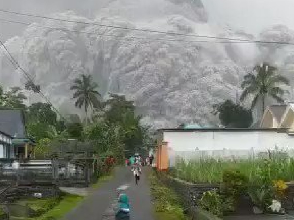 Gunung Semeru Erupsi, Warga Berlarian Menyelamatkan Diri