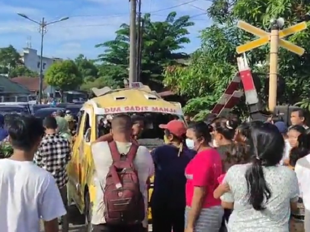 Angkot Terobos Pintu Perlintasan Kereta di Medan, 4 Penumpang Tewas