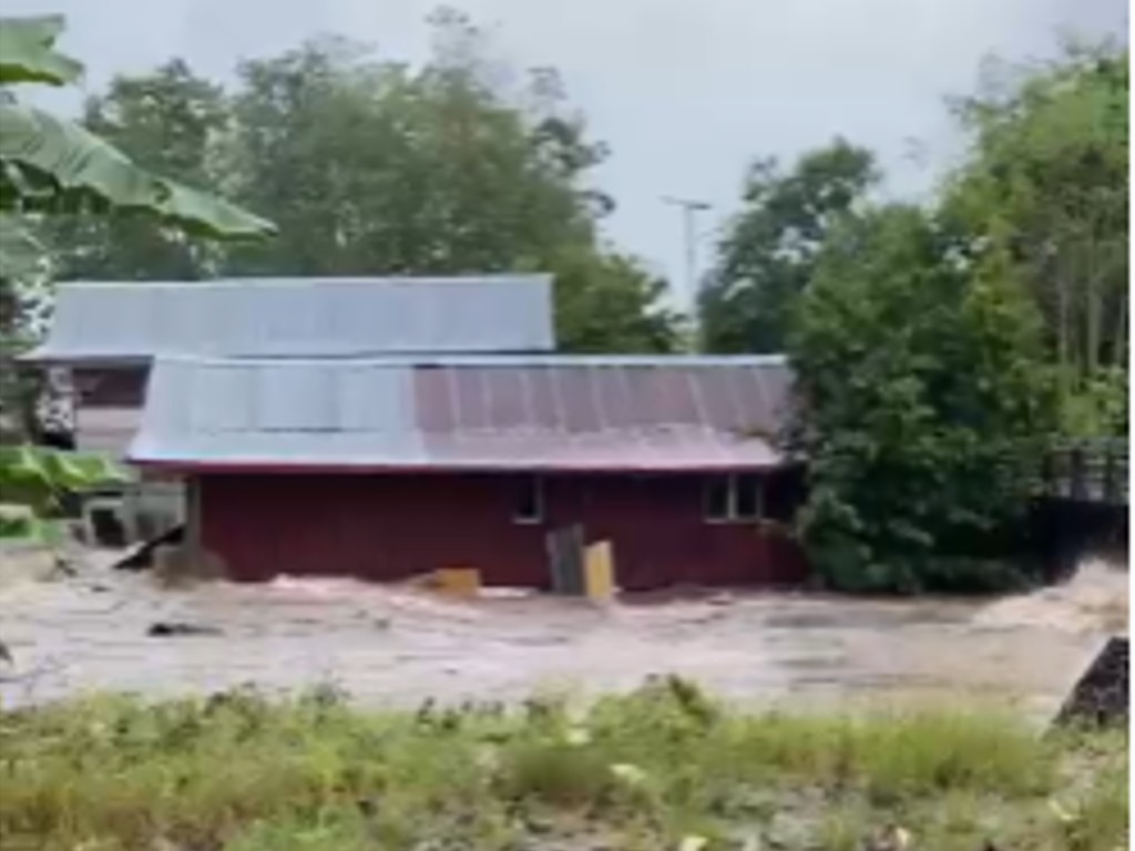 Dua Rumah Hanyut akibat Banjir di Kabupaten Soppeng Sulsel
