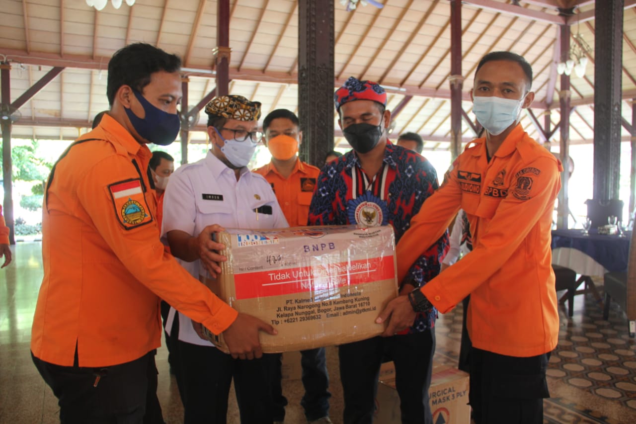 Pemkab Cirebon Peroleh Bantuan Ratusan Ribu Masker dan Handsanitizer dari BNPB