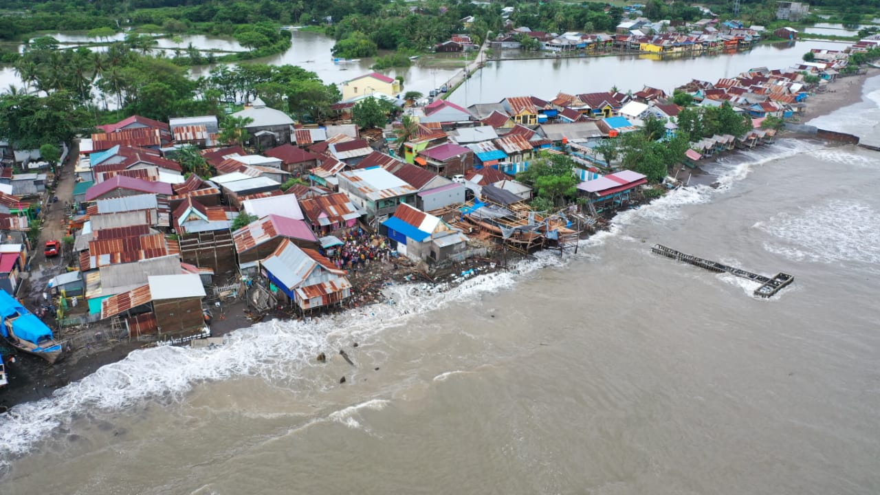 Akibat Cuaca Buruk Sejumlah Rumah Warga Tepi Pantai di Kabupaten Takalar Abrasi