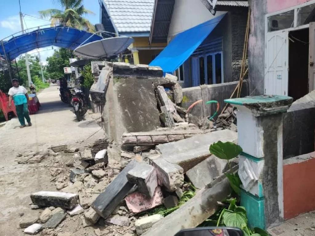 230 Rumah Rusak Berat Akibat Gempa 7,4 M di Laut Flores, NTT
