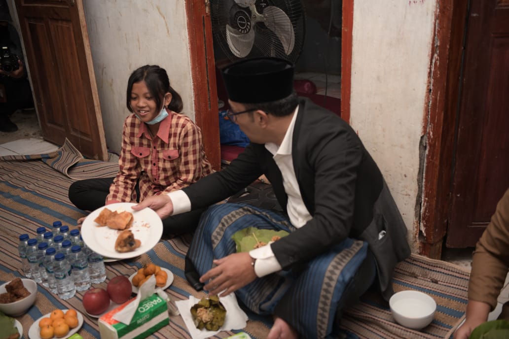 Ridwan Kamil Makan Bersama Tiga Anak Telantar di Indramayu