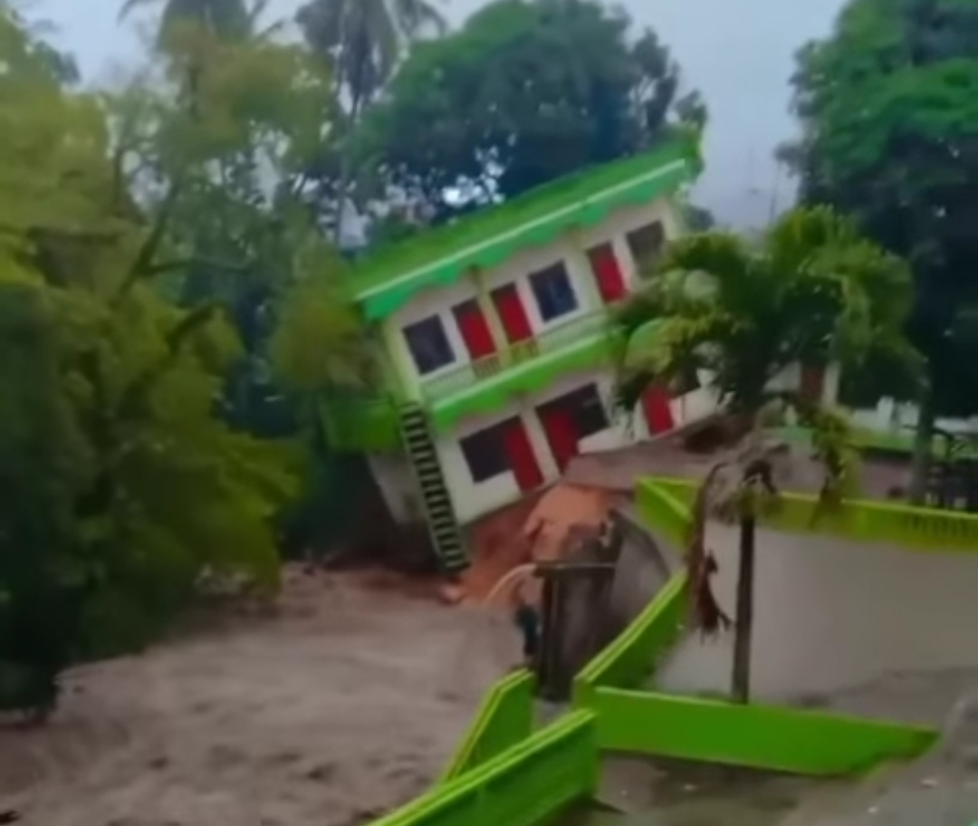 Hujan Deras di Sidimpuan, Satu Bangunan Lantai 2 Hanyut ke Sungai dan Ratusan Terendam