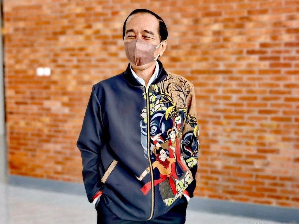 Pamer Beli Jaket Baru Khas Blora, Jokowi: Bagaimana, Keren Kan?