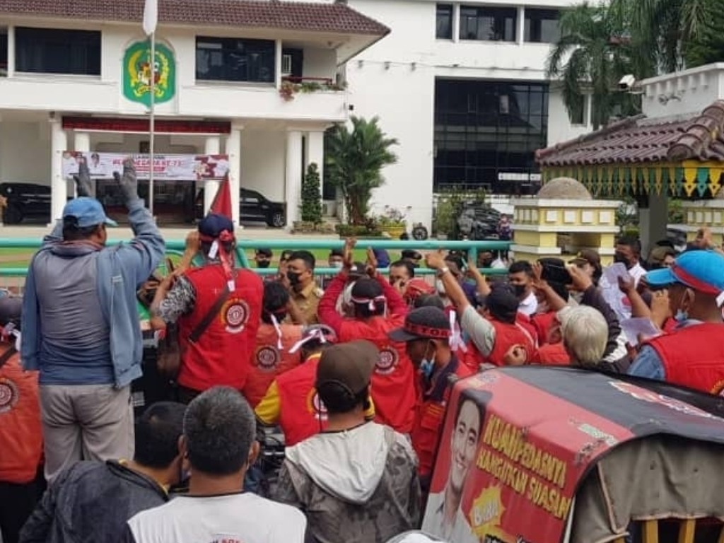 Tagih Janji Peremajaan, Puluhan Abang Becak Datangi Kantor Menantu Presiden Jokowi