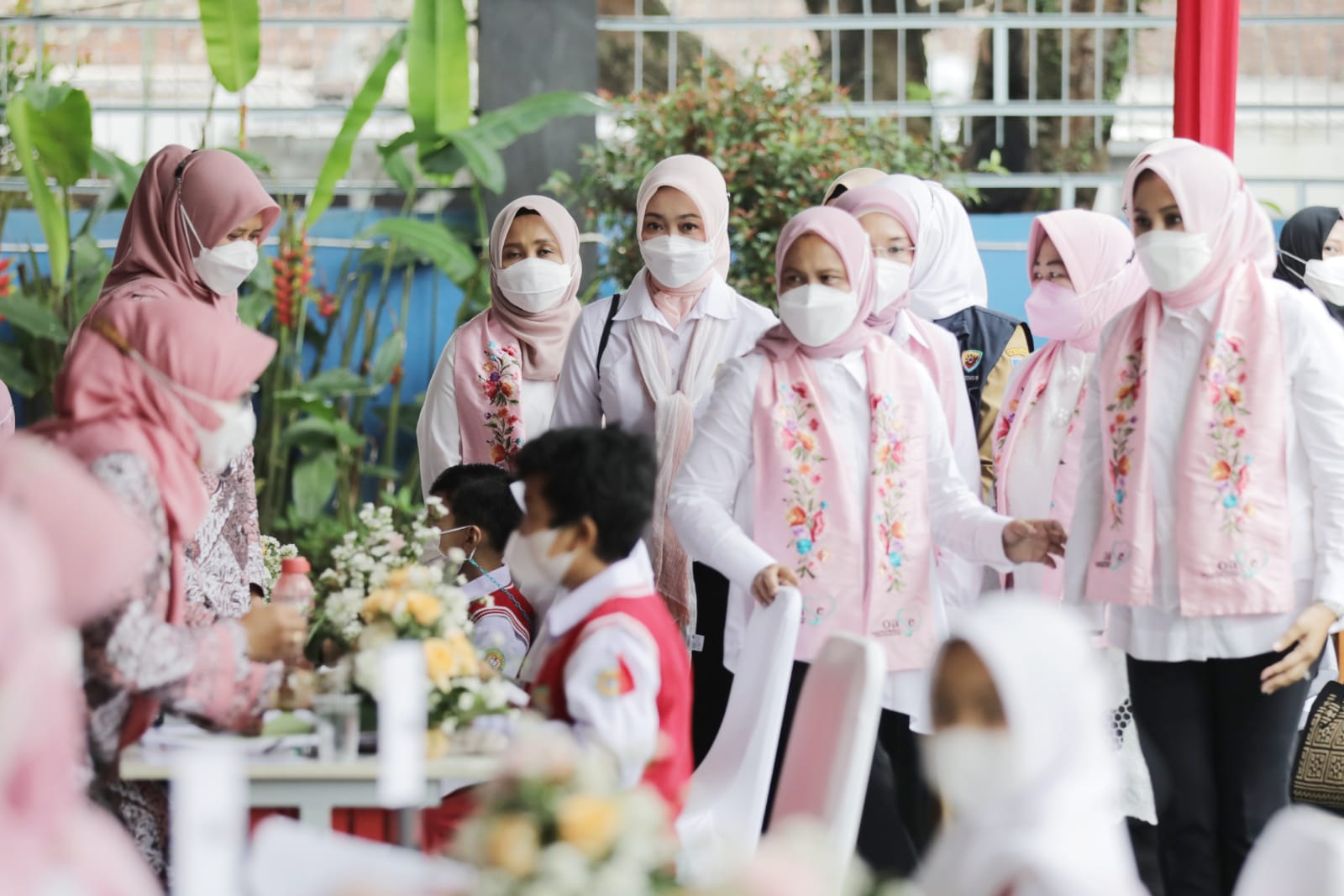 Dampingi Atalia Ridwan Kamil, Ibu Iriana Tinjau Vaksinasi Anak Usia 6-11 Tahun di Jabar