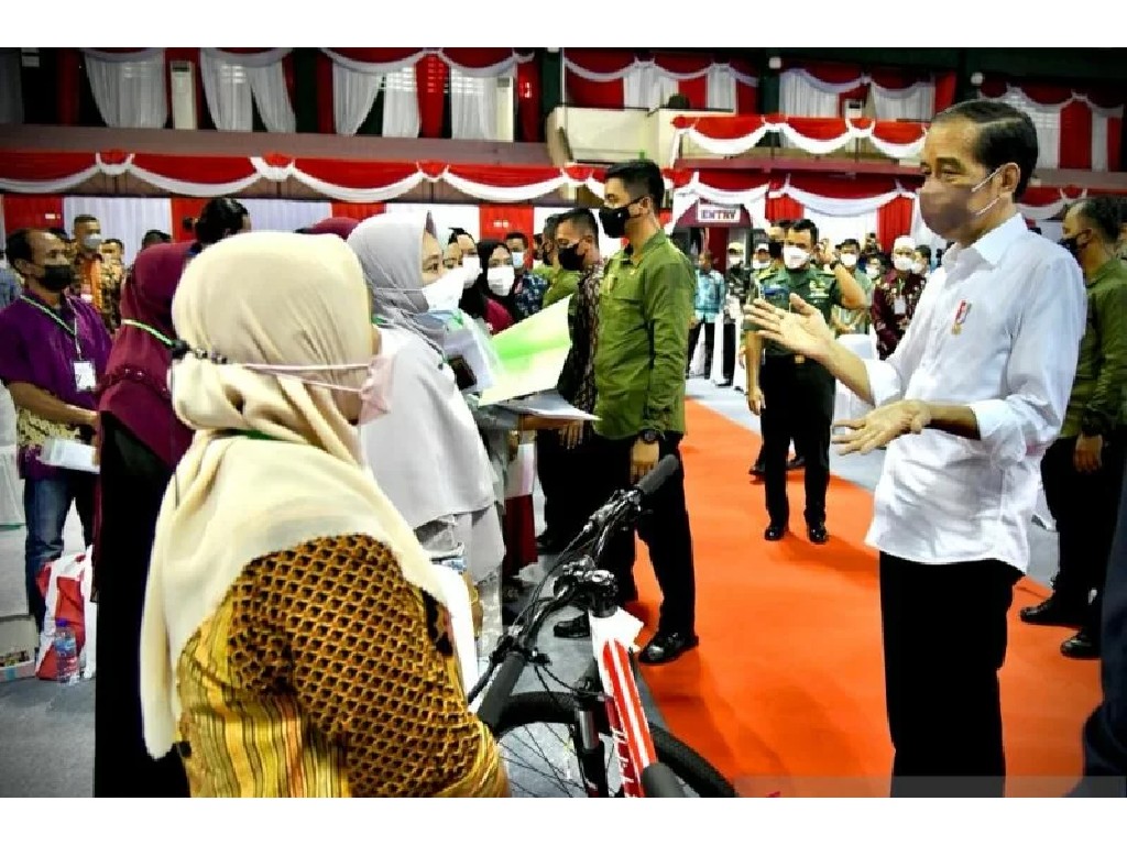 Momen Presiden Jokowi Bagi-bagi Sepeda di Kalimantan Utara
