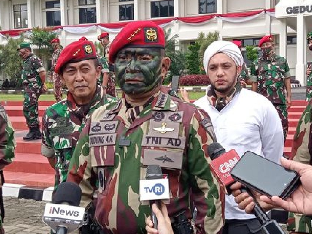 Jenderal Dudung Terima 3 Brevet dan Baret Merah dari Danjen Kopassus