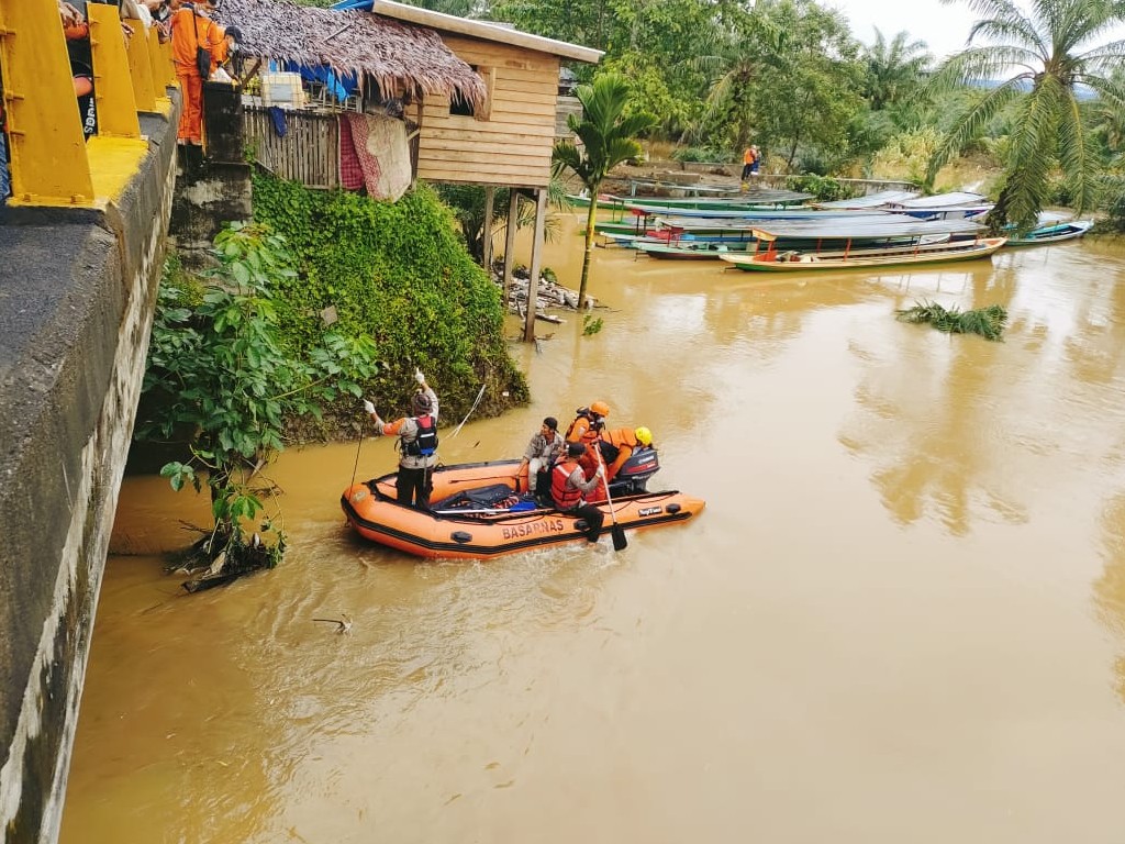 Perahu Bermuatan 6 Orang Terbalik di Madina Sumut, 2 Meninggal 1 Masih Hilang