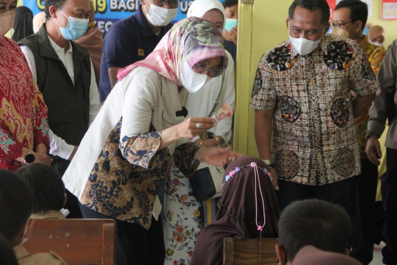 Pemkab Cirebon Gelar Gebyar Vaksinasi untuk Anak di SDN 1 Kebarepan Plumbon