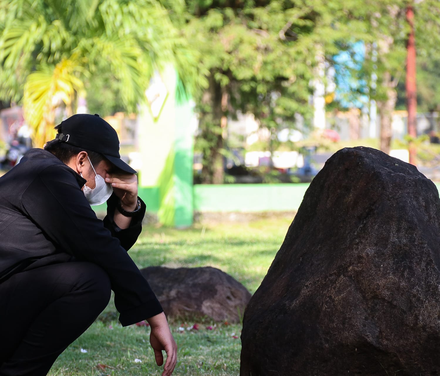 Berita Foto: Doa di Kuburan Massal 17 Tahun Peringatan Tsunami Aceh