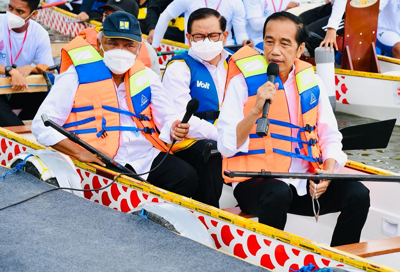 Cerita Presiden Jokowi Dayung Perahu di Bendungan Ladongi, Sulteng