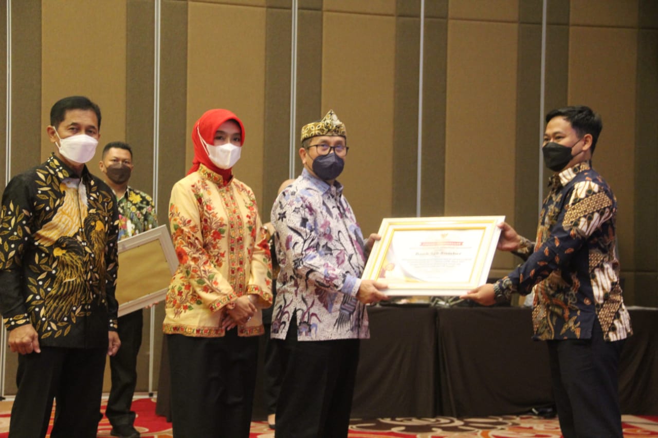 Pemkab Cirebon Berikan Penghargaan pada Perusahaan yang Sudah Salurkan CSR