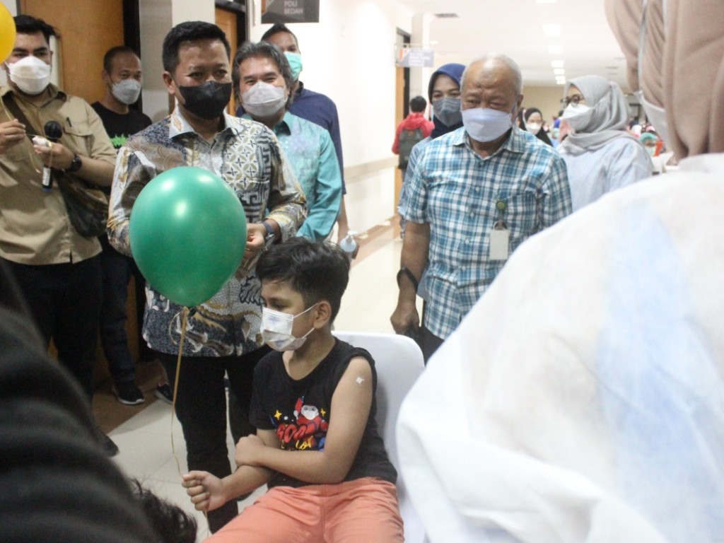 Antusiasme Warga Ikut Vaksinasi Anak 6-11 Tahun di RS USU Medan
