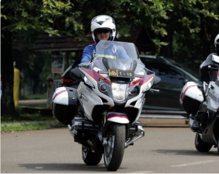 Keren, Kakorlantas Polri Irjen Firman Santyabudi Terlihat Macho Mengendarai Moge 