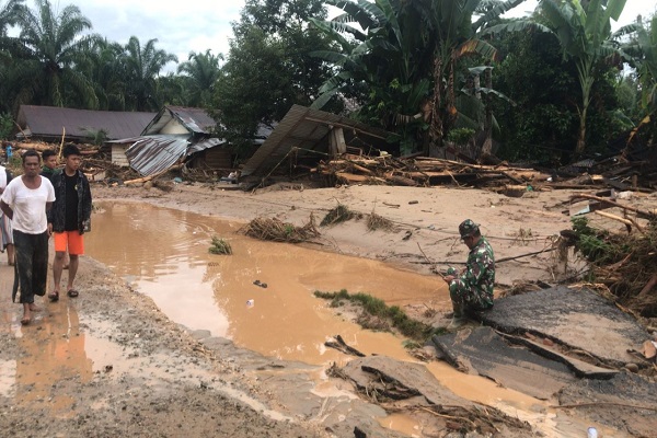 Banjir Bandang Hanyutkan Belasan Rumah dan Satu Pesantren di Padang Lawas