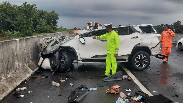 Toyota Fortuner Mengalami Kecelakaan Tunggal di Tol Solo-Ngawi, Satu Tewas