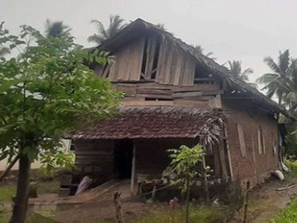 Satu Rumah Warga di Mamuju Nyaris Roboh Akibat Angin Kencang