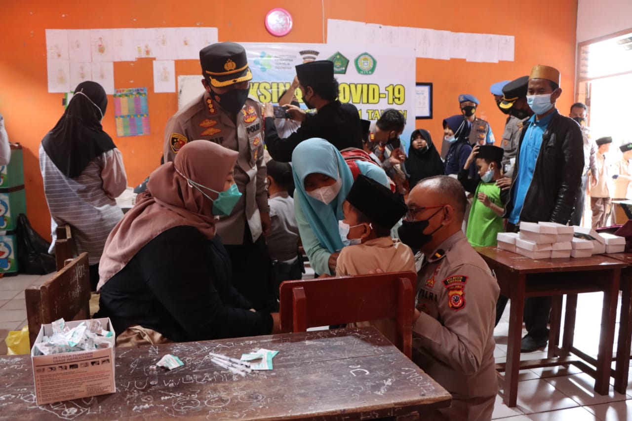 Anak Usia 6 - 11 Tahun di Kabupaten Cirebon Antusias Ikuti Vaksinasi Covid-19