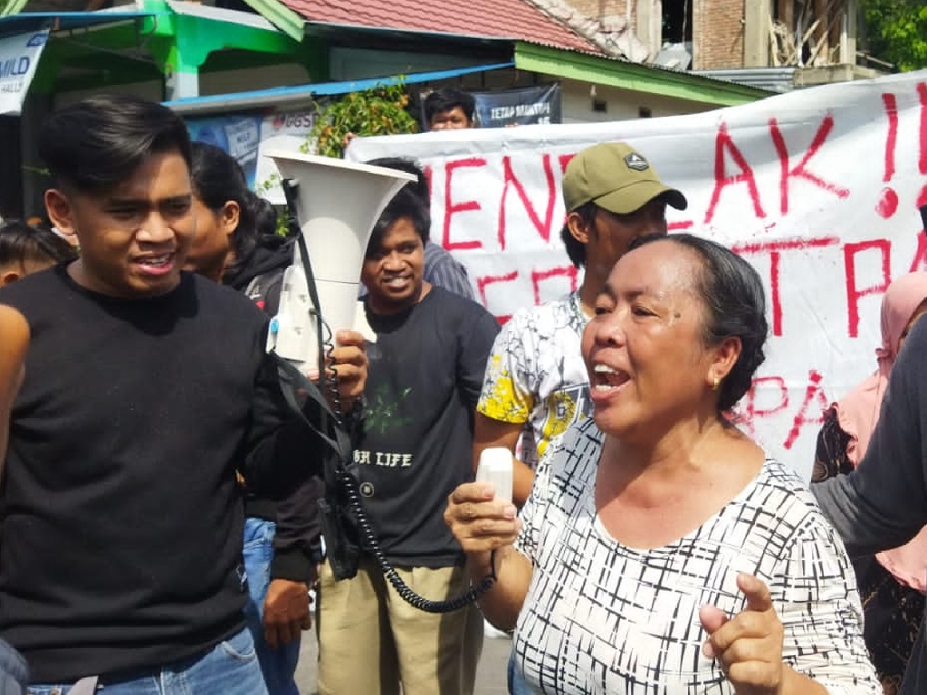 Tolak Kehadiran TPA, Warga Blokade Jalan di Polman Sulbar