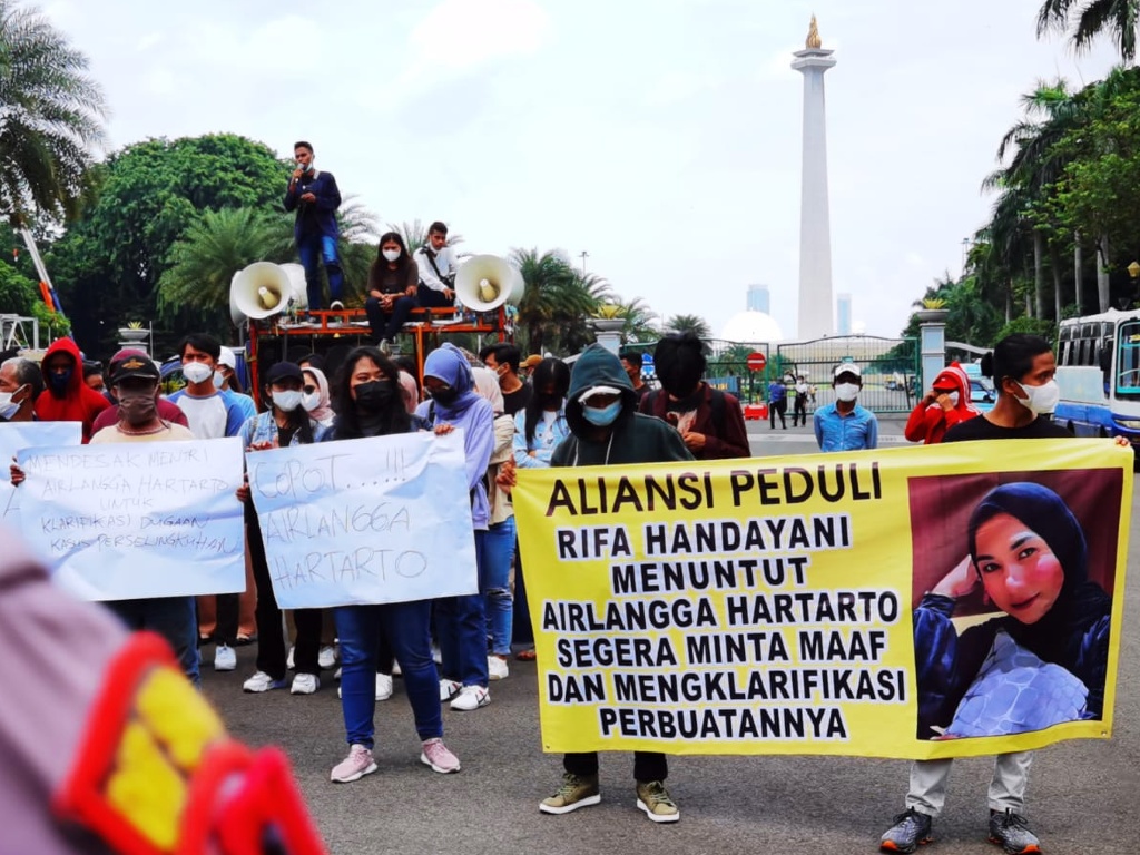Potensi Jadi Bumerang, Jokowi Didesak Pecat Airlangga Gegara Dugaan Selingkuhi Rifa
