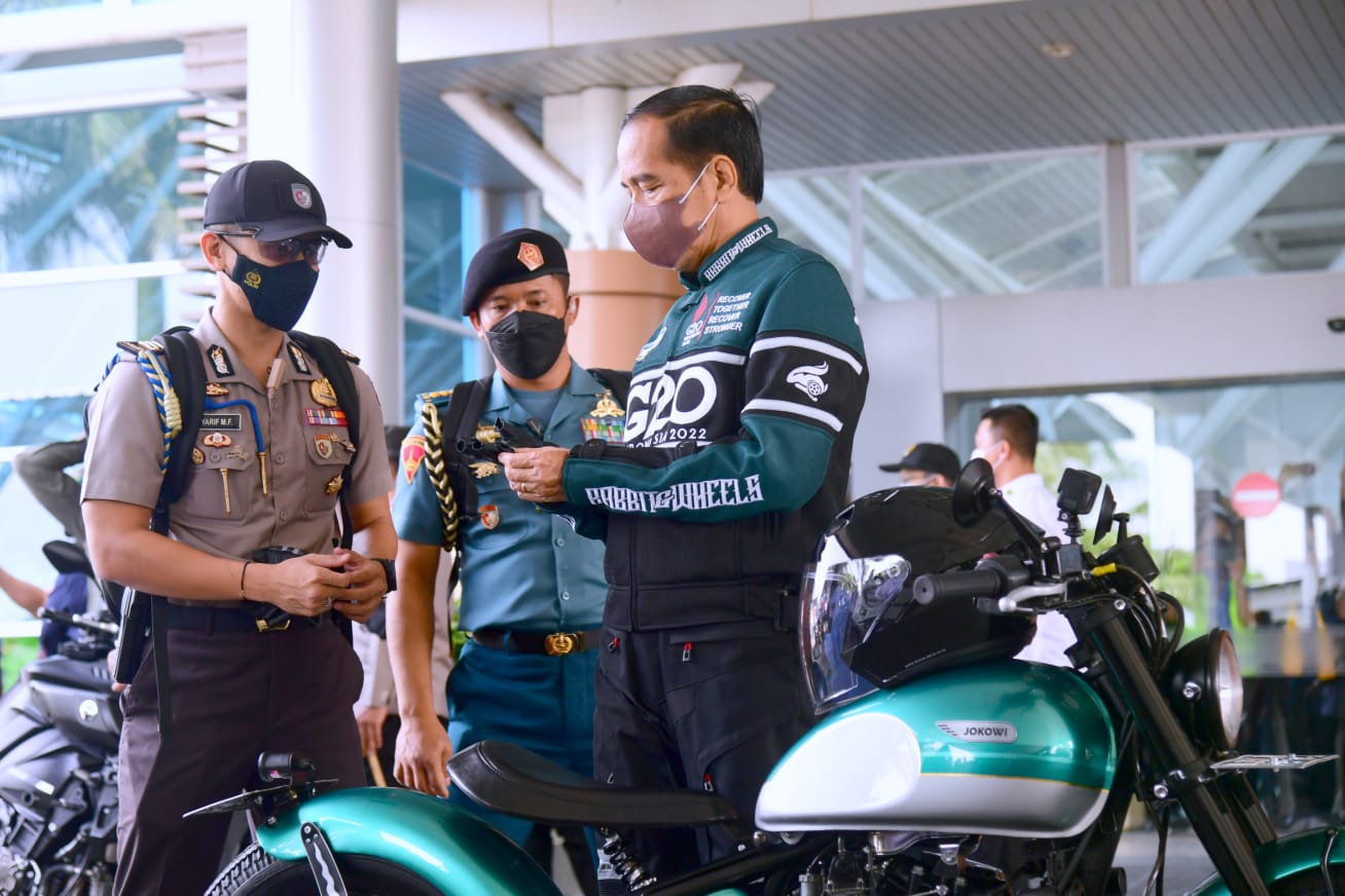 Foto : Jokowi Kendarai Motor ke Sirkuit Mandalika