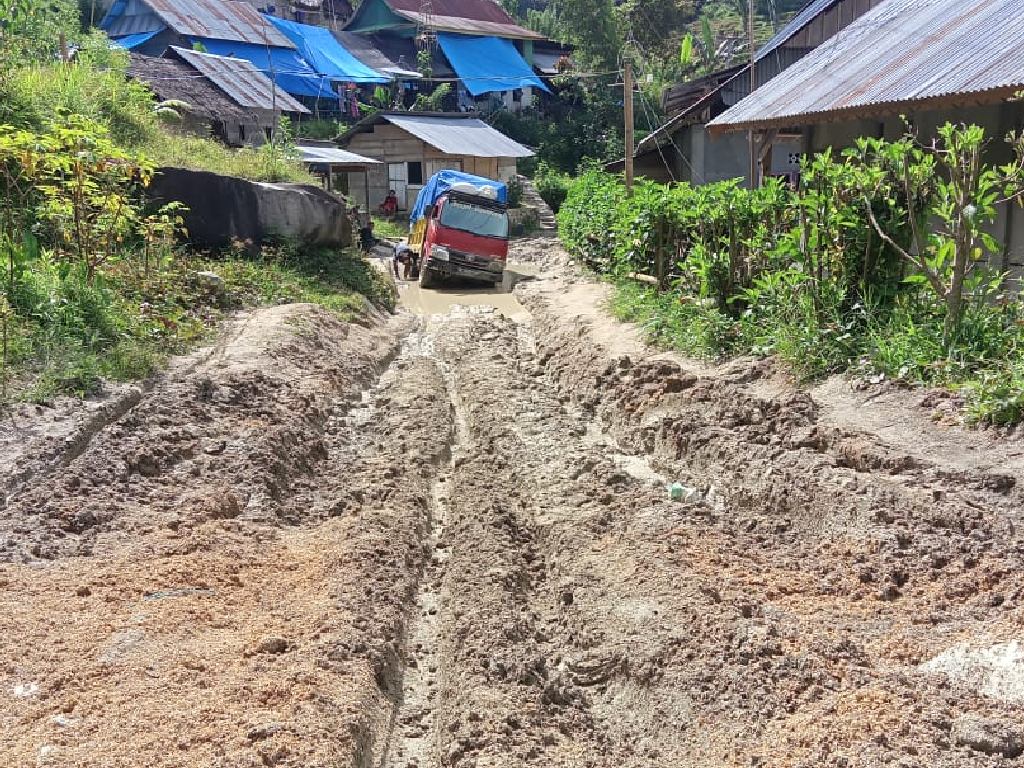 PU Mamasa Timbun Jalan Pakai Tanah, Akses di Kecamatan Bambang Semakin Parah