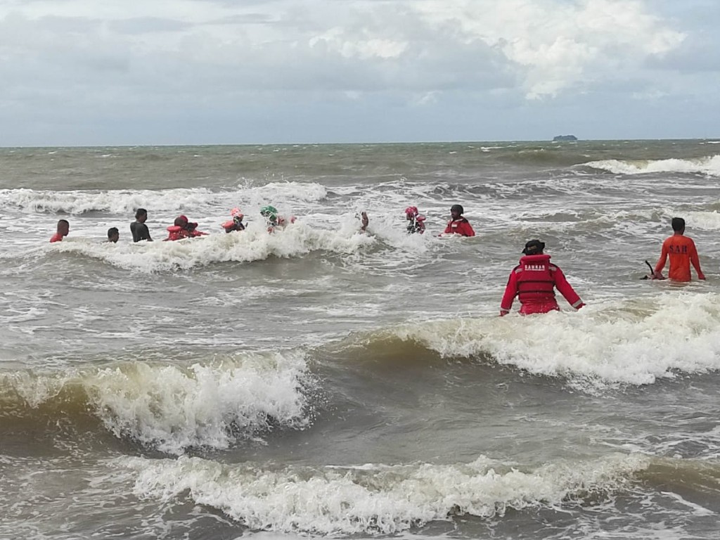 Dua Remaja yang Tenggelam di Pantai Anging Mammiri Makassar Ditemukan Meninggal