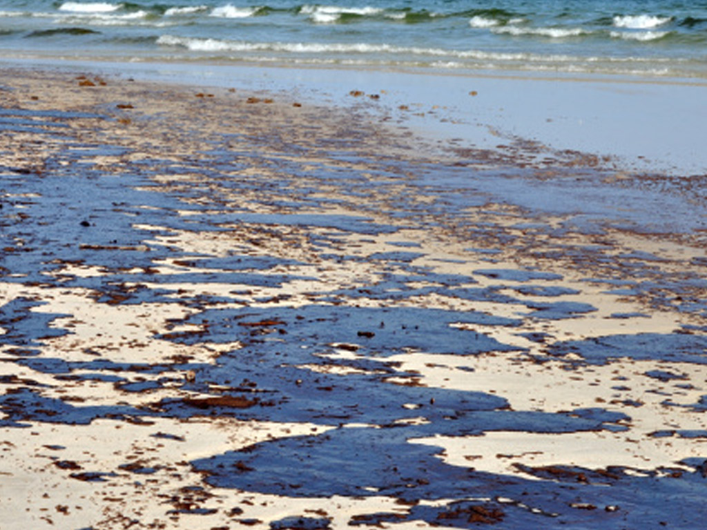 Limbah Minyak Cemari Pantai Hatiwe Besar, Diduga dari Kapal Tanker Pertamina