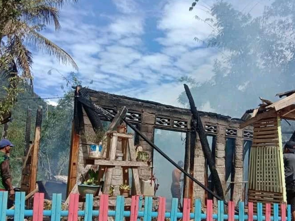 Sebuah Rumah di Kalabe Mamasa Hangus Terbakar saat Pemiliknya ke Kebun