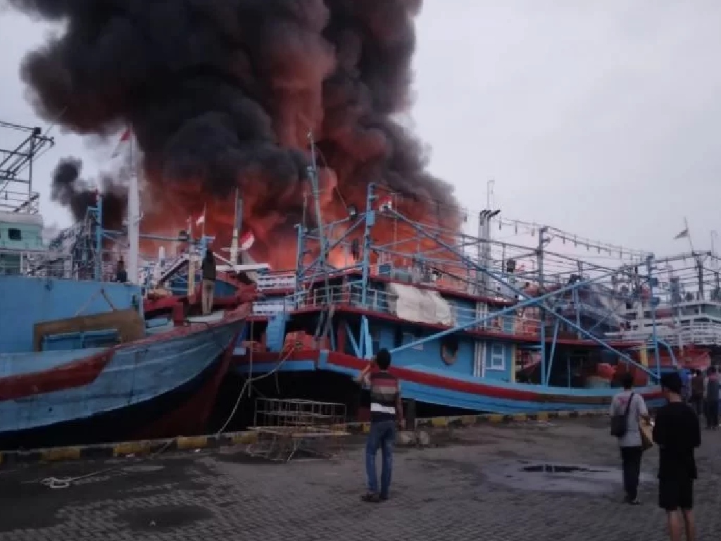Ratusan Kapal Menumpuk, Polres Tegal Kesulitan Evakuasi 13 Kapal Terbakar