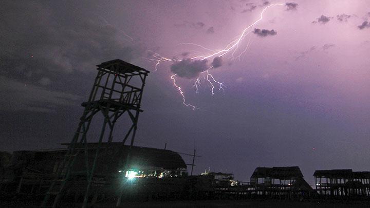 BMKG: Waspada Hujan Lebat Disertai Kilat dan Angin Kencang Besok Malam di Sulbar