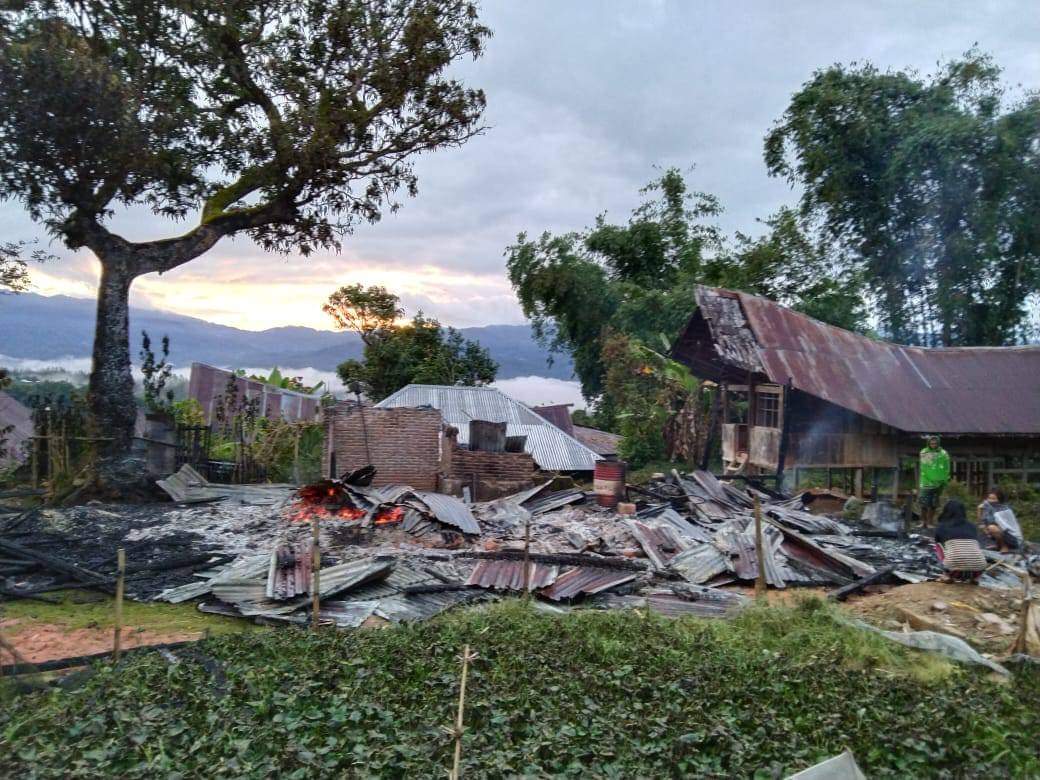 Satu Rumah Adat Tongkonan di Mamasa Hangus Terbakar