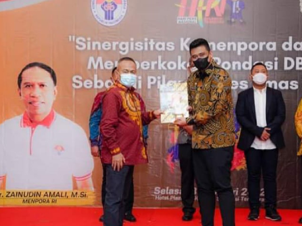 Bobby Nasution Terima Penghargaan dari Siwo PWI 
