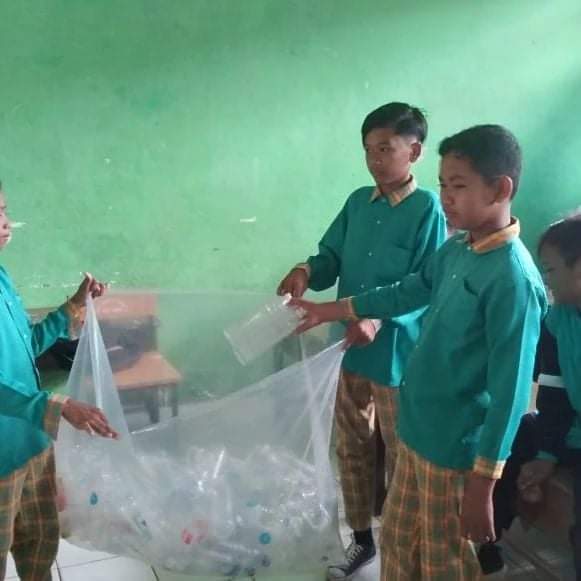 Berkat Bank Sampah, Siswa di Kecamatan Lelea Peroleh Cuan
