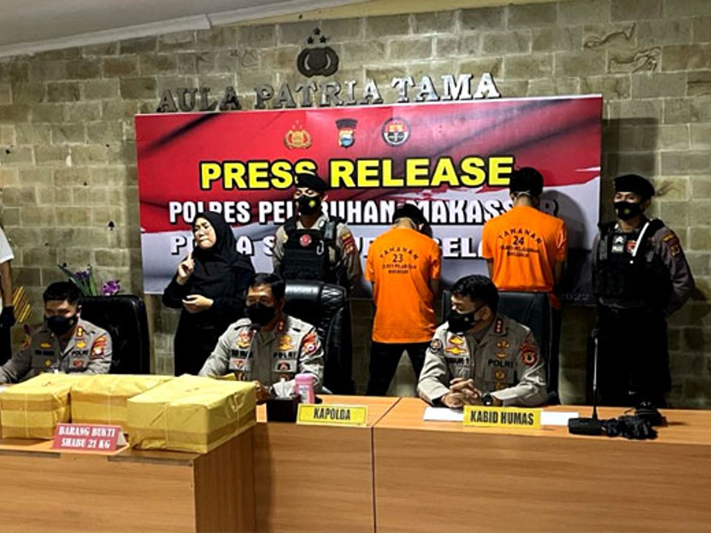 Polisi Berhasil Tangkap Dua Pria Pembawa Sabu Seberat 21 Kilogram di Pelabuhan Makassar