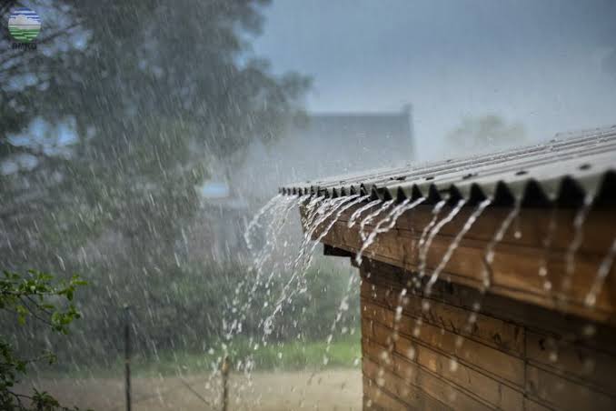 BMKG: Waspada Hujan Lebat Disertai Petir dan Angin Kencang Besok di Sulbar