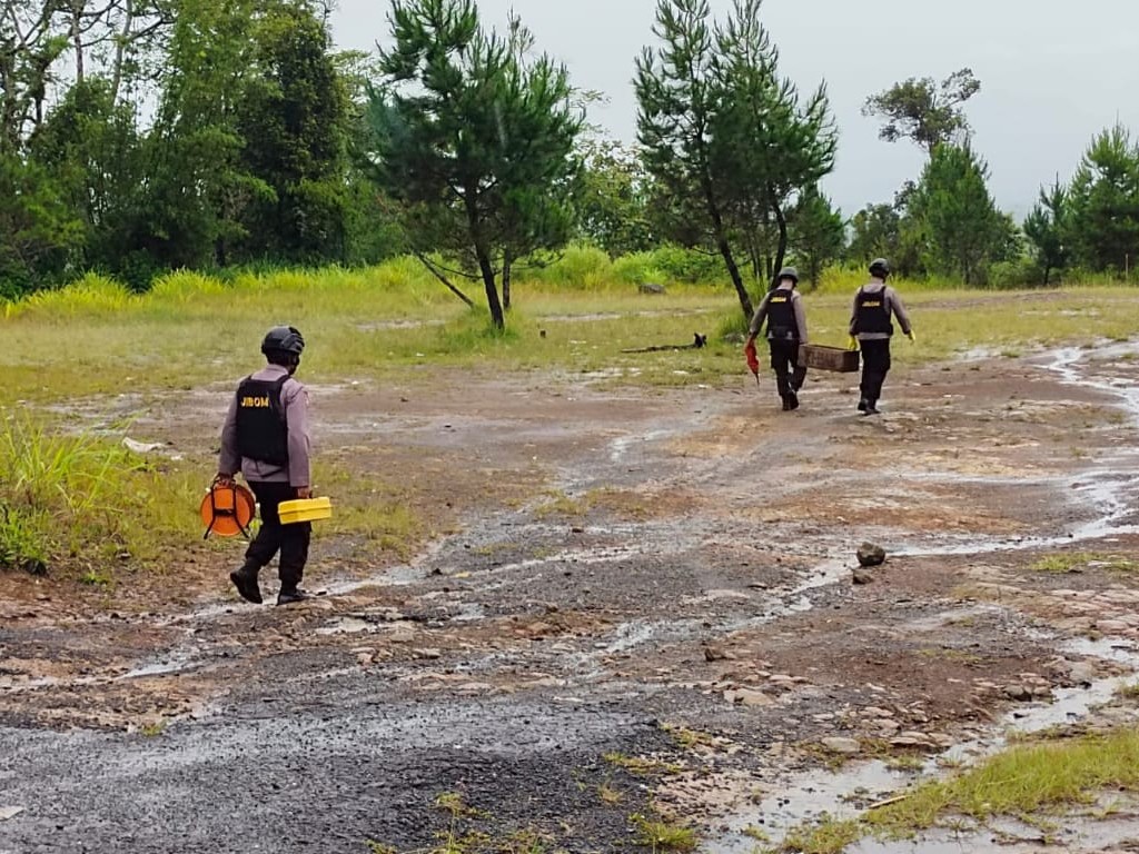 Tim Jibom Brimobda Sumut Musnahkan Mortir Aktif yang Ditemukan Warga Karo