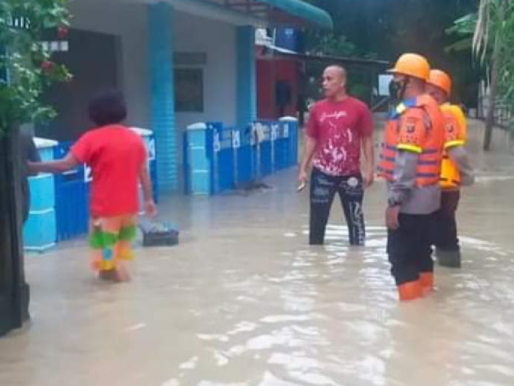 Gerak Cepat, Brimob Sumut Turun ke Lokasi Banjir Tebing Tinggi
