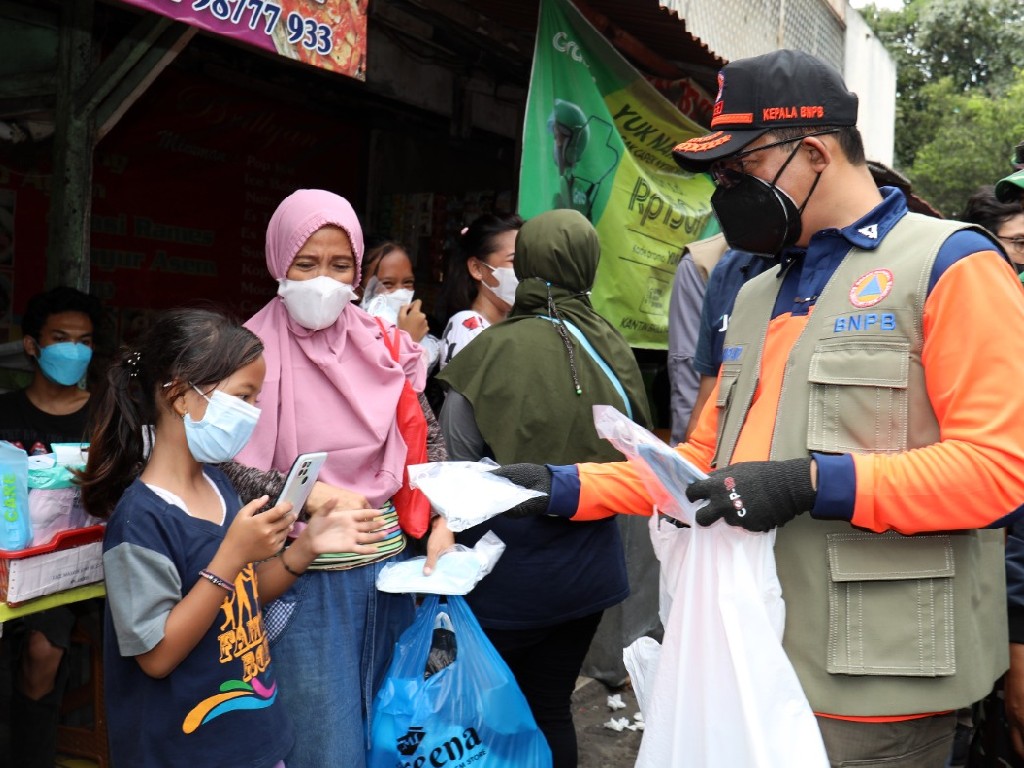 Eks Pangdam V Brawijaya Turun ke Jalanan Ibu Kota Bagikan Masker