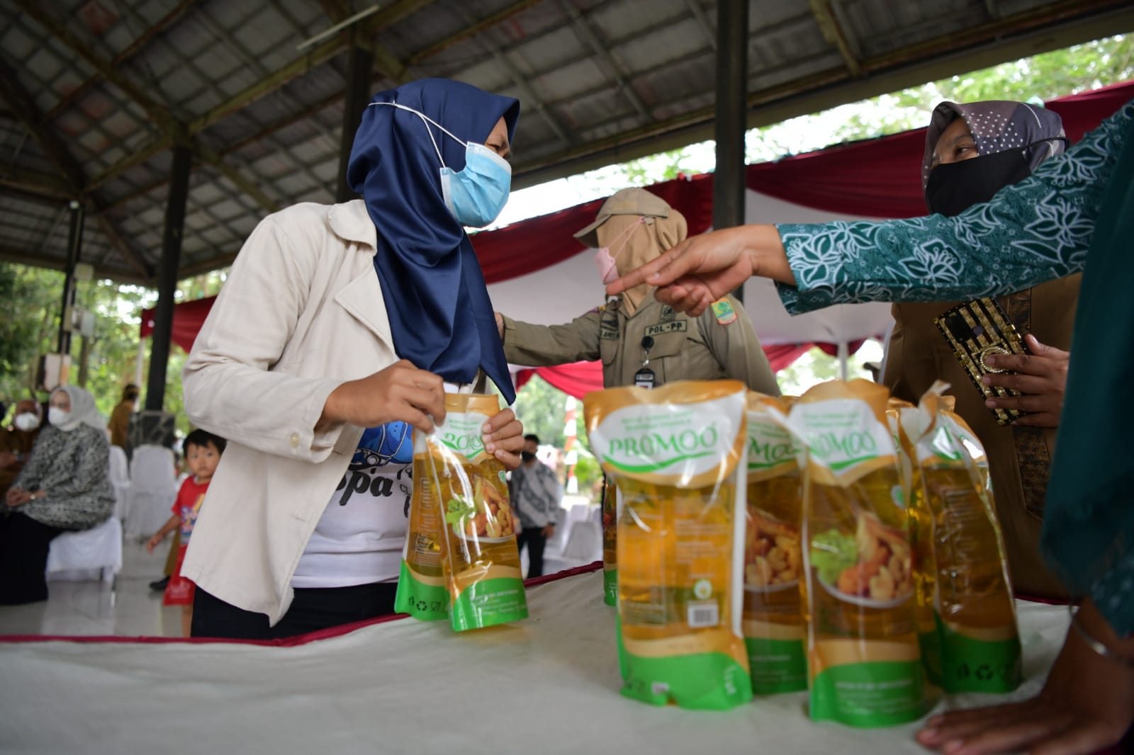 Operasi Pasar di Karawang, 1.500 Kemasan Minyak Goreng Dijual Rp14.000 per Liter
