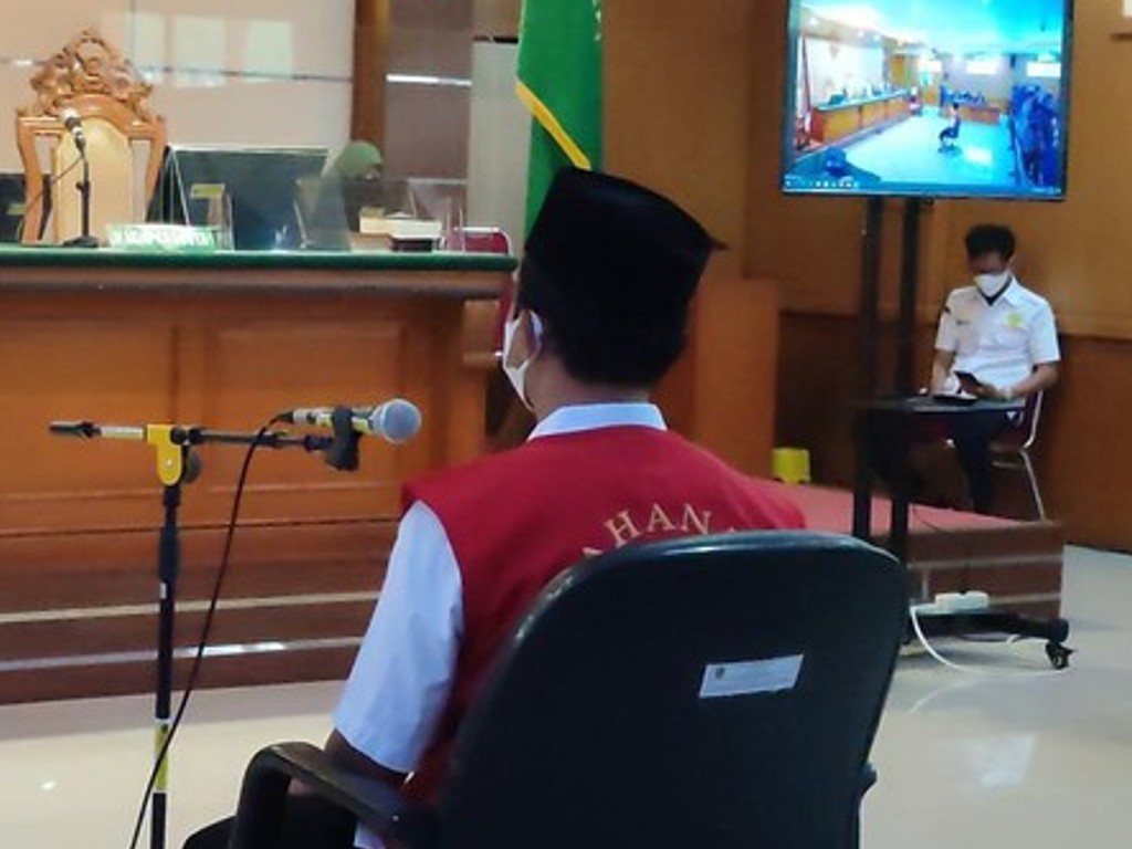 Herry Wirawan, Pelaku Rudapaksa Belasan Santriwati Lolos dari Hukuman Mati