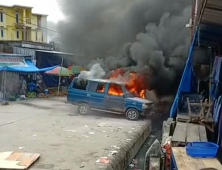 Sebuah Mobil Terbakar di Pasar Wonomulyo Polman