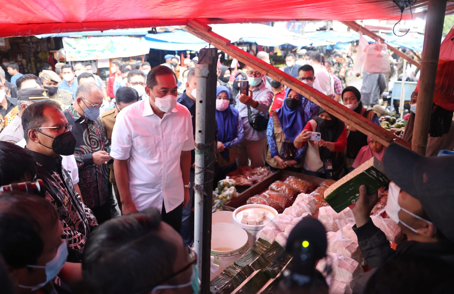 Tinjau Harga Jelang Ramadan, Menteri Perdagangan Kunjungi Pasar Tradisional di Makassar