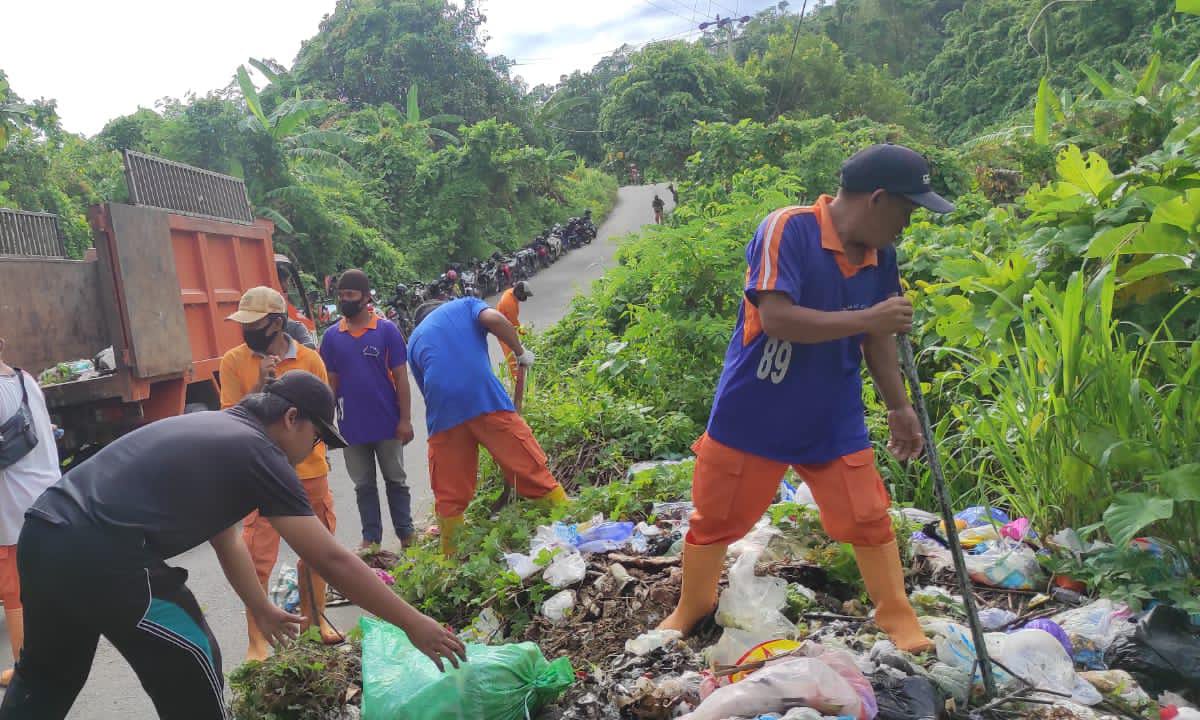 Peduli Kebersihan, Pemuda di Mamuju Bantu DLHK Bersihkan Tumpukan Sampah