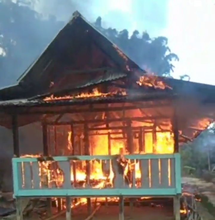 Ditinggal Pemilik, Satu Rumah di Mamasa Hangus Terbakar